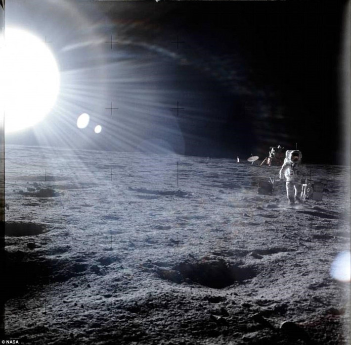 NASA đã thiết kế riêng loại máy ảnh có thể hoạt động trong không gian. Hàng nghìn bức ảnh được ghi lại nhưng chỉ một số ít được công bố. Nhiều bức ảnh chụp vật thể kỳ lạ trên Mặt Trăng, cảnh các phi hành gia băng qua các địa hình mới mẻ hay ánh sáng mặt trời lóe qua ống kính máy ảnh…