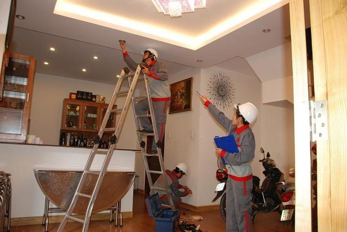 Mặt khác vì thời gian cận kề ngày Tết bạn cũng có nhiều công việc phải lo toan như sắm sửa, bận bịu với quà Tết cho nội ngoại hai bên... Chính vì vậy bạn không thể giám sát chặt chẽ được, thậm chí nếu có thiếu sót gì hay muốn sửa chữa thêm một khu vực nào đó cũng không thể chỉnh chu hoặc hoàn thành kịp tiến độ được. Vì vậy tốt nhất bạn cần lên kế hoạch sửa chữa nhà cửa đón năm mới trước tết từ 3 đến 4 tháng. Và việc hoàn thành, kết thúc nên trước ngày ông Công ông Táo để đảm bảo có một không gian chào đón Tết đẹp, trang hoàng và nhiều may mắn.