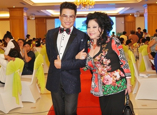 Ngoài những thông tin về đám cưới, người dẫn chương trình gạo cội của showbiz Việt còn đưa ra những thông tin về lễ kỷ niệm sẽ diễn ra tại Thái Lan: "Tối nay chỉ có khoảng 100 khách. Trong đó có một số tướng lĩnh và người nổi tiếng của Thái Lan đến chung vui. Về phía nghệ sĩ Việt Nam có sự tham gia của nghệ sĩ Tòng Sơn, diễn viên Thiên Kim cùng vợ chồng nghệ sĩ hài Phú Quý, diễn viên Thanh Tâm, ca sĩ Trúc Ly...".