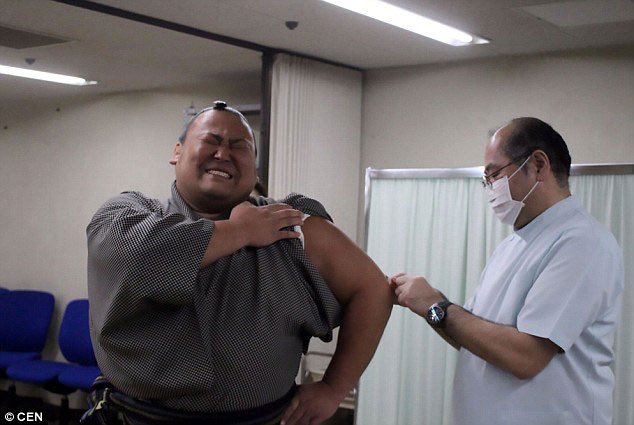 Những người bị cúm được khuyến cáo nên đeo khẩu trang để tránh phát tán virus mỗi khi ho hoặc hắt hơi và rửa tay nhiều lần trong ngày.