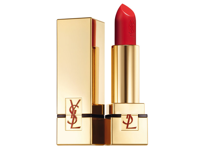 4. Yves Saint Laurent Rouge Pur Couture Lipstick-Le Rouge Xếp ở vị trí thứ 4 chính là thỏi son sang trọng của Yves Saint Laurent. Chất son mịn, chứa nhiều dưỡng đem lại vẻ căng mọng mượt mà nhưng không hề bết dính trên môi. Thậm chí, có người còn so sánh chất liệu son của Yves Saint Laurent như thứ lụa satin hảo hạng, khiến cho họ có được cảm giác nâng niu khi trang điểm.