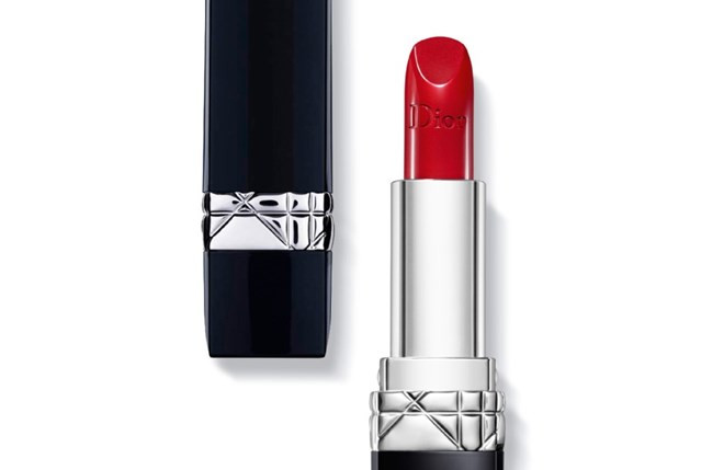 5. Dior Rouge Dior Lipstick-999 Lấy cảm hứng từ tình yêu, sự đam mê và những cảm hứng chân thực trong cuộc sống, nhà tạo mốt lừng danh Christian Dior đã chế tạo ra cây son đỏ mê hoặc mang mã màu 999. Theo ông, đây chính là màu son phù hợp với tất cả mọi sắc da, nguyên liệu và bất kỳ thời điểm nào trong ngày. Sự kết hợp hoàn hảo giữa hai dòng son chuyên dưỡng Dior Addict và dòng son matte Diorific đã tạo nên chất liệu hảo hạng của Dior Rouge. Ngay khi tô son lên môi, người dùng sẽ ngay lập tức bị thôi miên bởi chất sáp mềm như một lát bơ tan chảy và ngỡ ngàng trước khả năng phủ màu đồng đều của son.