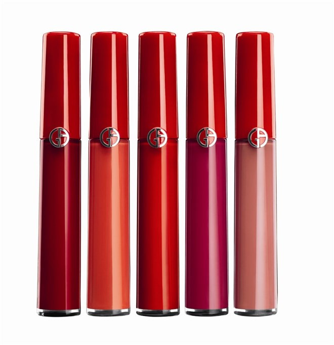 8. Giorgio Armani Beauty Lip Maestro Khác biệt với những thỏi son đã được liệt kê trước đó, đại diện của thương hiệu sành điệu Giorgio Armani lại là một thỏi son kem rất đáng lưu tâm. Khắc phục được các nhược điểm của các dòng son khác, son kem của hãng có khả năng lấp đầy những rãnh nhăn môi, chất son bám đều và đi mượt đến mọi ngóc ngách như khóe môi và tạo ra khuôn dáng hoàn chỉnh mà không cần đến chì kẻ môi.