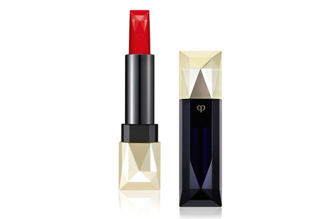 9. Clé de Peau Beauté Extra Rich Lipstick Refill-Vivid Red “Đắt nhưng xắt ra miếng là châm ngôn của thương hiệu danh giá Clé de Peau. Và tất nhiên, trong bảng xếp hạng 13 cây son đỏ nổi tiếng nhất không thể nào thiếu sự góp mặt của Vivid Red. Ngoài khả năng bám màu vượt trội, sắc đỏ tông lạnh của Vivid Red còn được coi là gam màu vượt thời gian, đem đến sự bừng sáng và thần sắc cho khuôn mặt. Hơn nữa, công thức giàu dưỡng và các chất chống oxy hóa còn sẽ giúp các quý cô chăm sóc cho đôi môi một cách chu toàn ngay cả khi trang điểm.