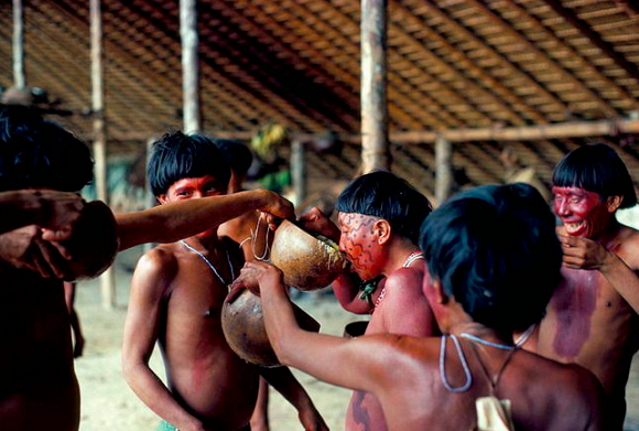 3. Uống tro của người đã chết Bộ tộc Yanomami là một nhóm sắc tộc người da đỏ bản địa ở vùng rừng rậm Amazon. Bộ lạc này có tục ăn, uống tro cốt của người chết. Bộ lạc này tin rằng có sự tồn tại của thế giới linh hồn. Khi người trong bộ lạc chết đi, họ tìm cách giữ linh hồn người đó ở lại. Không còn cách nào khác, là khiến thân xác người chết được hòa với thân xác người sống cho nên khi người trong bộ lạc chết đi, dân làng sẽ tiến hành đốt xác và ăn tro cốt.