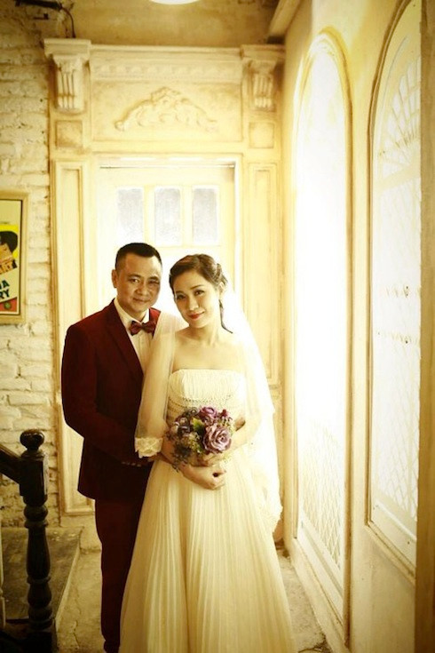 Sau đổ vỡ của cuộc hôn nhân đầu tiên, giữa năm 2015, thông tin nghệ sĩ Tự Long cưới vợ khiến nhiều người không khỏi bất ngờ. Được biết, người vợ thứ hai của anh tên là Trần Minh Nguyệt. Hiện cô là giảng viên Trường ĐH Văn hóa Nghệ thuật Quân đội. Nghệ sỹ Tự Long từng tiết lộ, Minh Nguyệt rất yêu nghệ thuật. Cô cũng đồng cảm và chia sẻ với anh nhiều điều trong cuộc sống. Có thể thấy, Minh Nguyện sở hữu nhan sắc nổi bật không hề thua kém so với các mỹ nhân showbiz.