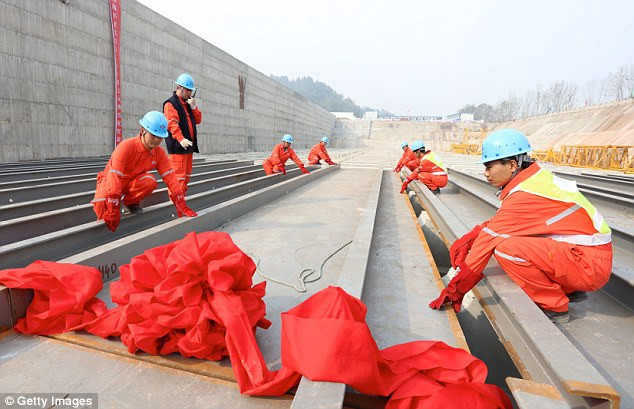 Đây là một phần dự án của tập đoàn Star Energy cho khu nghỉ dưỡng dọc sông Quế Giang, tỉnh Tứ Xuyên, Trung Quốc. Giám đốc điều hành tập đoàn ông Su Shaojun cho biết việc đóng tàu Titanic “nhái” ở Trung Quốc không có gì phải ngạc nhiên. Ông Su nói: “Không quốc gia nào sở hữu tàu Titanic. Giống như người Mỹ làm phim hoạt hình về gấu trúc của Trung Quốc. Với chúng tôi, tàu Titanic đại diện cho một giá trị toàn cầu”.