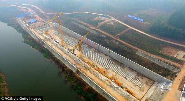 Công trình trị giá 116 triệu bảng Anh (khoảng 3.000 tỉ đồng) mô phỏng lại chính xác kích cỡ con tàu Titanic huyền thoại. Lễ khởi công được bắt đầu hôm 30/11 tại thị trấn Toại Ninh, tỉnh Tứ Xuyên, Trung Quốc. Tàu Titanic chìm ngày 15/4/1912 sau khi đâm phải băng ngầm khiến 1.500 người trên khoang thiệt mạng. Nhiều ý kiến chỉ trích dự án tàu Titanic nhái này vì nó gợi lại quá khứ đau buồn. Tàu Titanic thật khởi hành từ cảng Southampton (Anh) tới thành phố New York (Mỹ) thì gặp tai nạn thảm khốc.