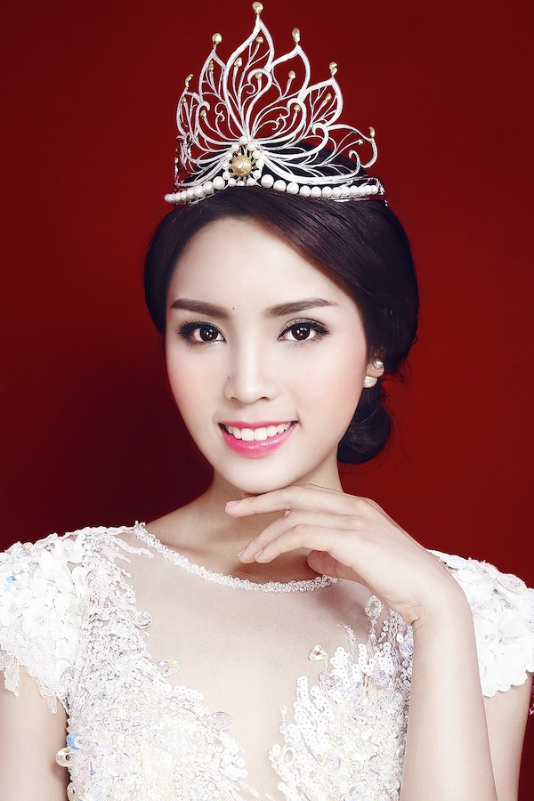 Trước Đỗ Mỹ Linh, Nguyễn Cao Kỳ Duyên - cô sinh viên khoa tiếng Pháp cùng trường cũng “ẵm” vương miện Hoa hậu Việt Nam 2014. Tuy nhiên, sau 2 năm gánh trên vai trọng trách của đương kim hoa hậu, Kỳ Duyên đã mắc phải những sai lầm, cho nên, người đẹp xứ Thành Nam đã bị BTC khiển trách, không có tham gia các hoạt động của cuộc thi Hoa hậu Việt Nam 2016.