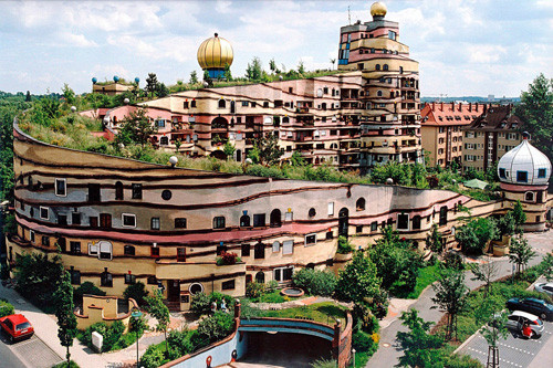 Waldspirale (Darmstadt, Đức) Tên tòa nhà có nghĩa là Rừng xoắn ốc, mô tả hoàn hảo nét thẩm mỹ độc đáo của tòa nhà. Tòa nhà có hơn 1000 cửa sổ và không cái nào giống cái nào.