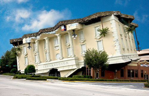 Wonderworks (Tennessee, Mỹ) Công viên trong nhà này trông như một ngôi nhà lộn ngược, mô phỏng một viện bảo tàng bị lật đổ do một trận bão.