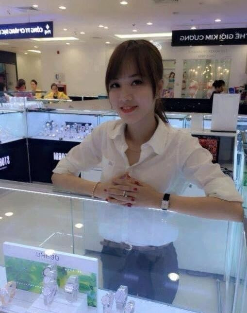 Chỉ là nhân viên bán đồng hồ thôi, có cần xinh vậy không?