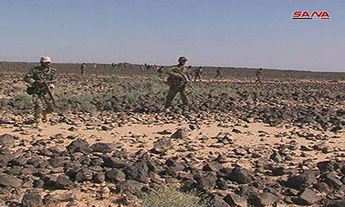 South Front đưa tin, ngày 9/8, Quân đội Syria đã tiến quân vào các khu vực Dahrat Rashid, al-Naima, al-Salasil và al-Sawut ở Bắc Sweida, và tiêu diệt nhiều chiến binh IS. Ảnh: SANA.