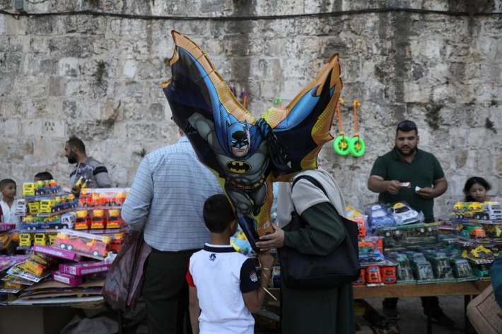 Người dân Palestine đi mua sắm sau buổi cầu nguyện vào buổi sáng trong ngày đầu tiên của lễ hội Eid al-Adha tại thành phố cổ Jerusalem hôm 21/8.