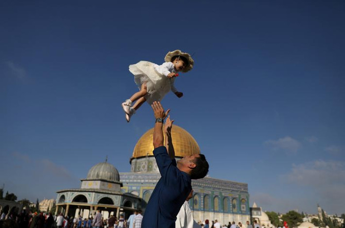 Lễ Eid al-Adha kéo dài 3 ngày là dịp kỷ niệm việc Ibrahim (Abraham) sẵn sàng tế sinh con trai cả của mình là Ishmael để phục tùng một mệnh lệnh từ Thượng đế và Ishmael chấp thuận mệnh lệnh này. Tuy nhiên sau đó, Thượng đế đã cấp cho ông ta một con cừu làm vật hiến tế thay thế. (Nguồn ảnh: Reuters)