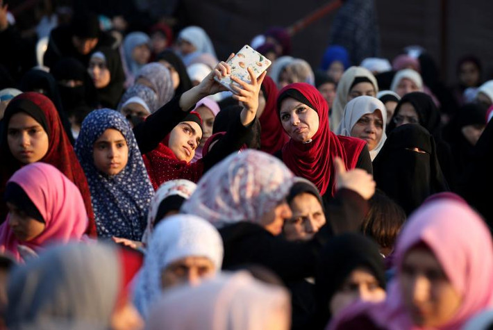 Rất đông phụ nữ Palestine tập trung tại thành phố Gaza trước buổi cầu nguyện trong ngày đầu tiên của lễ Hiến sinh hôm 21/8.