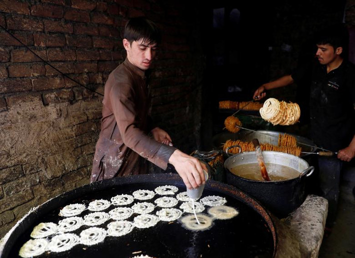 Bên trong một nhà máy sản xuất bánh kẹo ở thủ đô Kabul hôm 19/8.