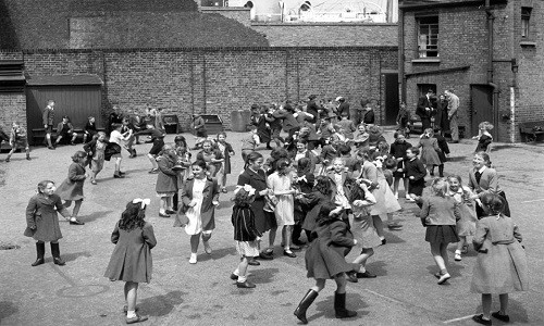 Khoảnh khắc các em học sinh nô đùa trên sân trường tiểu học Saint Peter's London Docks trong giờ giải lao được ghi lại.
