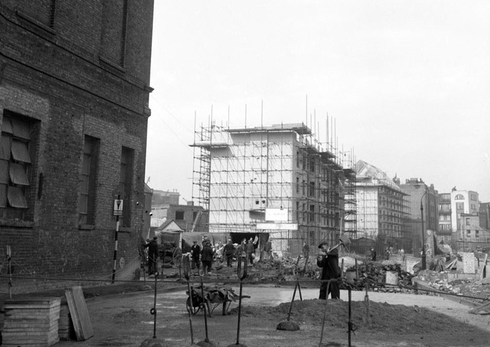Nhiều tòa nhà mới đang trong quá trình xây dựng ở Wapping, London, năm 1948.