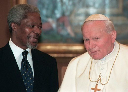 Ông Kofi Annan trao đổi với Giáo hoàng John Paul II trong chuyến thăm Vatican ngày 15/4/1997. Ảnh: AP.