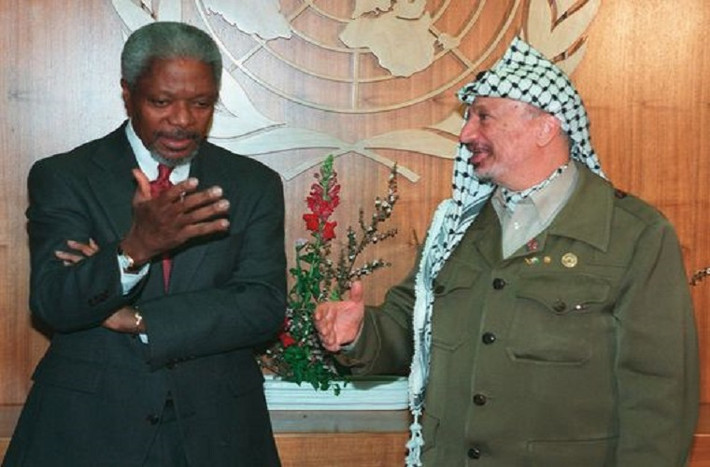 Hình ảnh Tổng thư ký Liên Hợp Quốc Kofi Annan trao đổi với nhà lãnh đạo Palestine khi đó là ông Yasser Arafat tại văn phòng Liên Hợp Quốc ngày 5/3/1997 được ghi lại. Ảnh: AP.