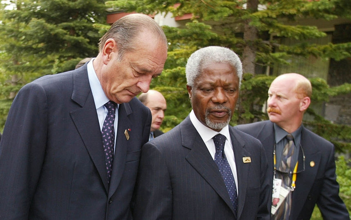 Tổng thống Pháp khi đó là ông Jacques Chirac (trái) trao đổi với ông Kofi Annan tại hội nghị thượng đỉnh G8 ở Kananaskis, Canada, ngày 27/6/2002. Ảnh: Ảnh: Getty.