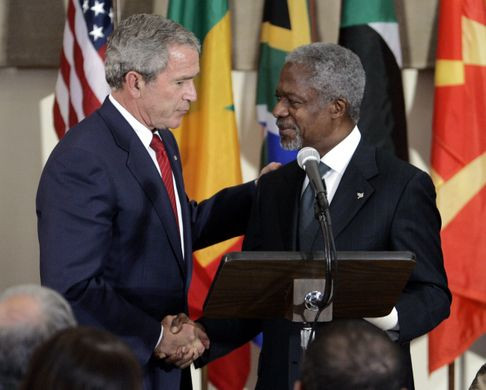 Cựu Tổng thống Mỹ George W. Bush bắt tay ông Kofi Annan tại Đại hội đồng Liên Hợp Quốc ở thủ đô New York, Mỹ, ngày 19/9/2006. Ảnh: Getty.