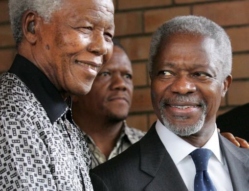 Cựu Tổng thống Nam Phi Nelson Mandela (trái) gặp Tổng thư ký Liên Hợp Quốc Kofi Annan tại Johannesburg, Nam Phi, ngày 15/3/2006. Ảnh: EPA.