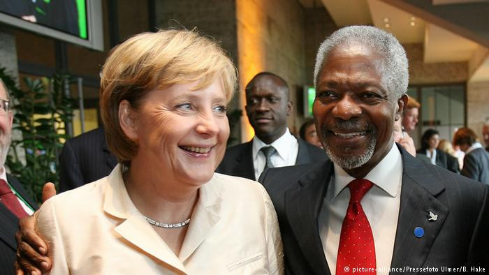 Thủ tướng Đức Angela Merkel và cựu Tổng thư ký Liên Hợp Quốc Kofi Annan cười tươi trong bức ảnh chụp năm 2006. Ảnh: DW.