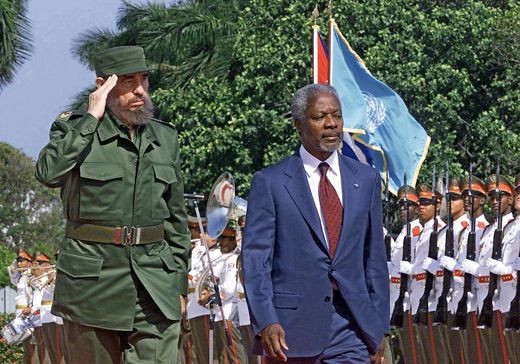Lãnh tụ Cuba Fidel Castro (trái) và Tổng thư ký Liên Hợp Quốc Annan duyệt đội danh dự tại thủ đô La Habana, Cuba, ngày 11/4/2000. Ảnh: Getty.