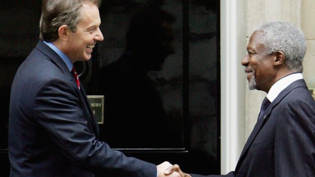 Ông Kofi Annan bắt tay cựu Thủ tướng Anh Tony Blair (trái). Ảnh: Getty.