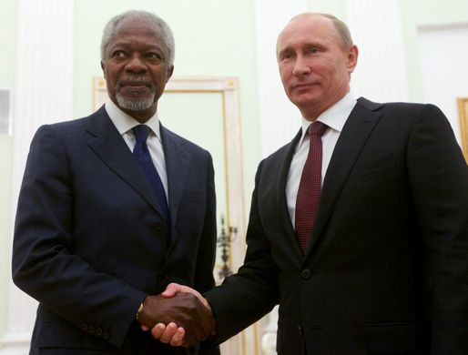 Trong sự nghiệp chính trị của mình, cựu Tổng thư ký Liên Hợp Quốc Kofi Annan đã tiếp xúc và làm việc với nhiều vị nguyên thủ thế giới, trong đó có Tổng thống Nga Vladimir Putin. Ảnh: Tổng thống Nga Putin bắt tay ông Kofi Annan, khi đó là Đặc phái viên Liên Hợp Quốc, tại thủ đô Moscow, Nga, ngày 17/7/2012. Ảnh: AP.