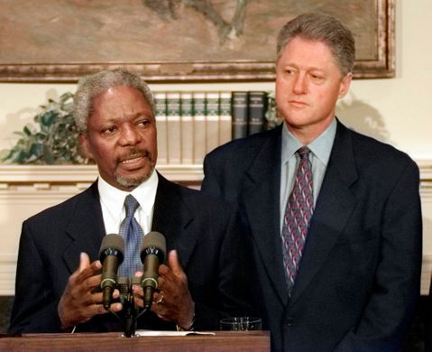Tổng thư ký Liên Hợp Quốc Kofi Annan trả lời câu hỏi trong cuộc họp báo chung với Tổng thống Mỹ khi đó là ông Bill Clinton tại Nhà Trắng ngày 23/1/1997. Ảnh: AP.