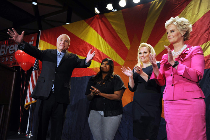 Theo The Nation, chiến lược gia Karl Rove từng hỏi các cử tri: “Liệu bạn có bỏ phiếu cho ông John McCain nếu biết rằng ông ấy là cha của một đứa trẻ da màu bất hợp pháp”. Tuy nhiên, điều đó không ngăn cản tình cảm mà gia đình McCain dành cho Bridget. Ảnh: Heavy.