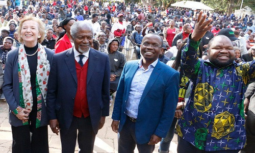 Cho đến những năm tháng cuối đời, bất chấp sức khỏe suy giảm vì bệnh tật, Kofi Annan tìm cách dùng ảnh hưởng của bản thân để đóng góp cho hòa bình thế giới. Lần xuất hiện trước công chúng cuối cùng của ông là tại Zimbabwe hồi tháng 7 trước thềm cuộc bầu cử dân chủ đầu tiên sau triều đại Robert Mugabe. Tại đây, cựu tổng thư ký Kofi Annan kêu gọi người dân Zimbabwe bỏ phiếu trong hòa bình. Theo AP, ông Annan ho liên tục trong suốt chuyến đi, hầu như không thể tự di chuyển và luôn phải nhận sự hỗ trợ từ các trợ lý y tế. Trong ảnh, ông Kofi Annan đến Zimbabwe trong những ngày cuối của cuộc đời. Ảnh: Elders.