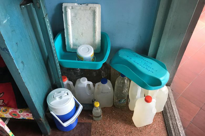 Tình trạng thiếu nước đã ảnh hưởng nghiêm trọng đến cuộc sống thường nhật của người dân Venezuela. Nhiều cư dân nghèo chia sẻ, họ ít tắm hơn vì không có nước.