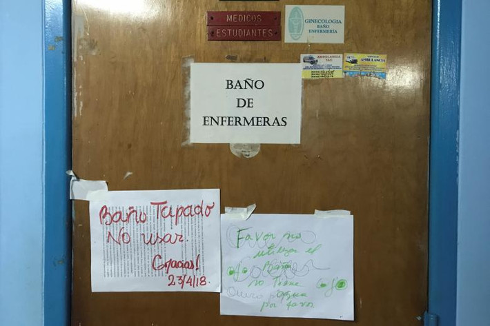 Nhà vệ sinh dành cho y tá tại một bệnh viện ở thủ đô Caracas không sử dụng được.