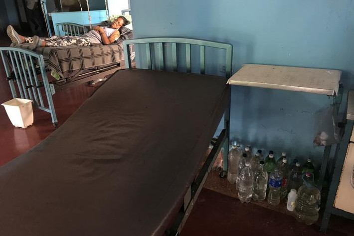 Tại khu vực có mức thu nhập thấp như Catia, giáo sư đại học Mariangela Gonzalez, 64 tuổi, cho biết bà phải chuẩn bị sẵn 127 chai lọ đựng nước để trước lối ra vào nhà.