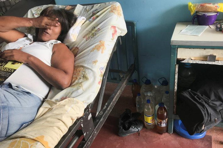 Tại một trong những bệnh viện công lớn nhất thủ đô Caracas, hầu hết các nhà tắm đều bị đóng cửa, một số ca phẫu thuẫn phải hoãn lại hoặc hủy bỏ vì tình trạng thiếu nước.