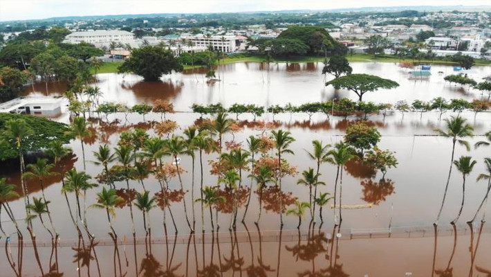 Cảnh tượng ngập lụt nghiêm trong do bão Lane gây ra trên đảo Hilo.