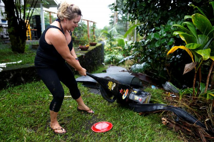 Jillane Bosscher, 45 tuổi, một cư dân trên quần đảo Hawaii, đang dọn dẹp “bãi chiến trường” sau khi bão Lane đi qua.