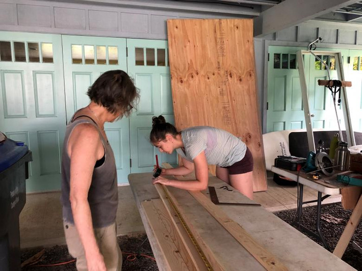 Jean O’Neill cùng con gái, Ceri Godinez, gia cố nhà cửa ở Hanalei, đảo Hauai, trước khi cơn bão ập đến.