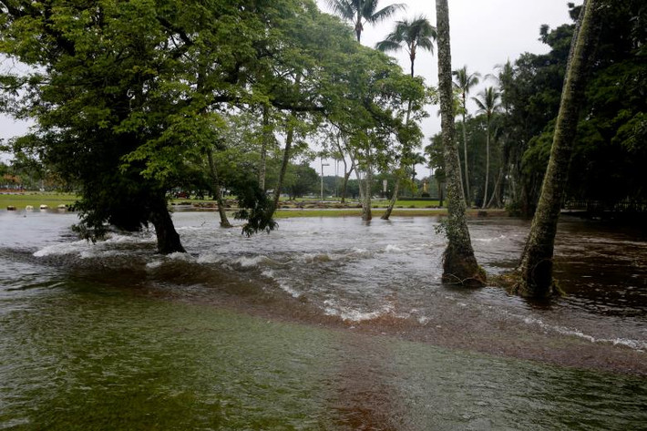 Nước lũ tràn vào một công viên trên hòn đảo ở Hawaii.