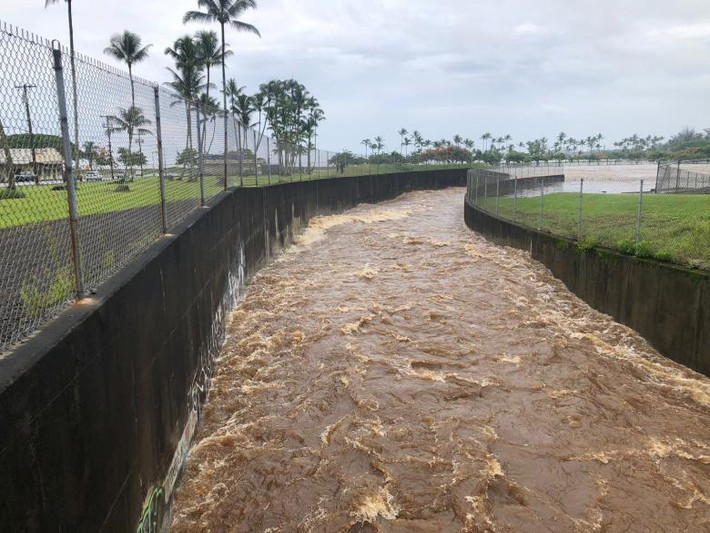 Bão nhiệt đới Lane đã đe dọa đảo Oahu đông dân nhất quần đảo Hawaii, sau khi gây mưa lớn và lũ lụt trên đảo Lớn và nhiều khu vực khác của quần đảo này.