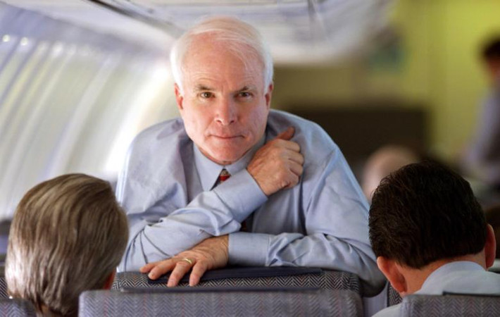 Vào năm 1976, ông McCain từng nghĩ đến việc ra tranh cử Hạ viện Mỹ từ Florida. Tuy nhiên, theo lời cân nhắc của Đô đố James L. Holloway III, năm 1977, ông McCain trở thành liên lạc viên Hải quân tại Thượng viện Mỹ. Ảnh: Reuters.