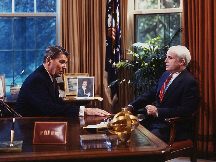 Thượng nghị sĩ McCain giành chiến thắng trong cuộc bầu cử sơ bộ tại Hạ viện Mỹ vào tháng 9/1982 và là đại biểu quốc hội của Đảng Cộng hòa từ Khu quốc hội số 1 của Arizona trong khoảng thời gian 1982-1984. Ngay lập tức, ông gây ấn tượng tại Quốc hội Mỹ và được bầu làm Chủ tịch nhóm dân biểu mới của năm 1983. Ảnh: Pinterest.