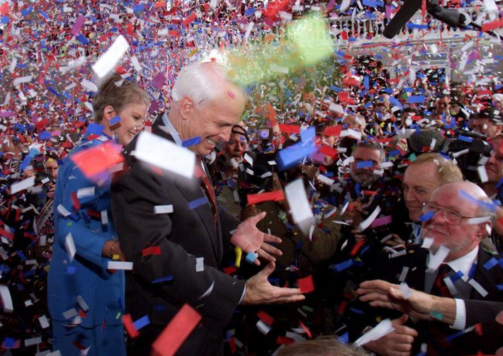 Tháng 2/2000, Thượng nghị sĩ McCain giành chiến thắng cuộc bầu cử sơ bộ tại bang New Hampshire. Tuy nhiên, ông đã để thua trước đối thủ George W. Bush trong cuộc bầu cử sơ bộ ngày Siêu thứ Ba. Ảnh: Reuters.
