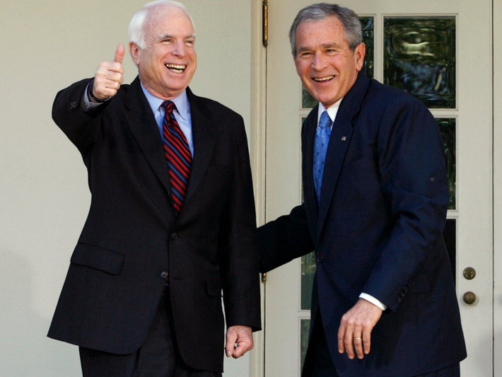 Thượng nghị sĩ John McCain tuyên bố trở thành ứng viên tổng thống vào năm 1999, chạy đua với Thống đốc Texas khi đó là ông George W. Bush trong cuộc đua vào Nhà Trắng. Ảnh: BI.