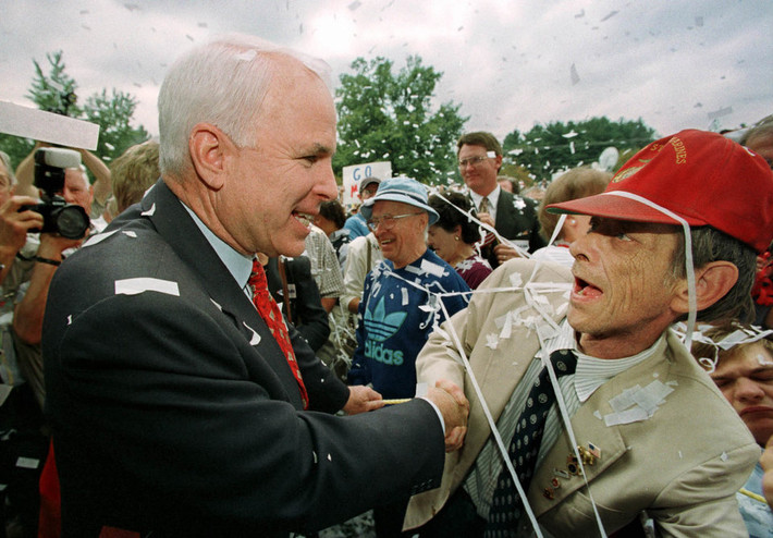 Ngay khi vào Thượng viện Mỹ năm 1987, Thượng nghị sĩ McCain trở thành thành viên Ủy ban Quân vụ Thượng viện và giữ chức Chủ tịch Ủy ban Quân vụ Thượng viện từ năm 2015. Một trong những thành tựu nổi bật của Thượng nghị sĩ McCain tại Thượng viện đó chính là đạo luật McCain- Feingold năm 2002. Ảnh: BI.