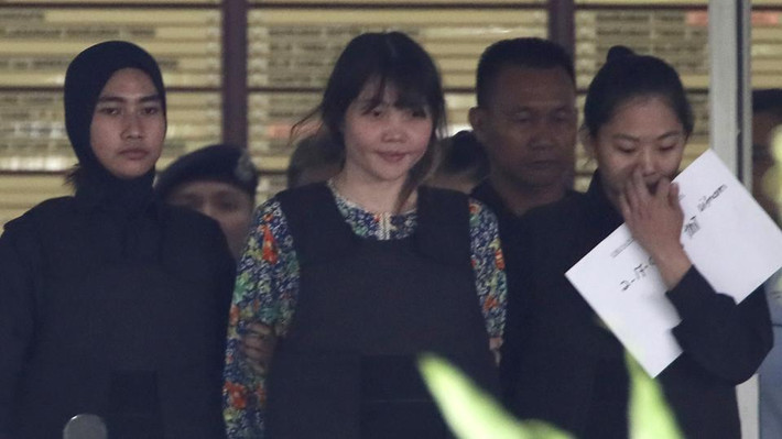 Ngày 2/10/2017: Đoàn Thị Hương và nghi phạm Indonesia tham dự phiên thượng thẩm đầu tiên có phần tranh tụng gồm nhiều đợt tại Tòa án cấp cao Shah Alam của Malaysia. Ảnh: Hindustan Times.